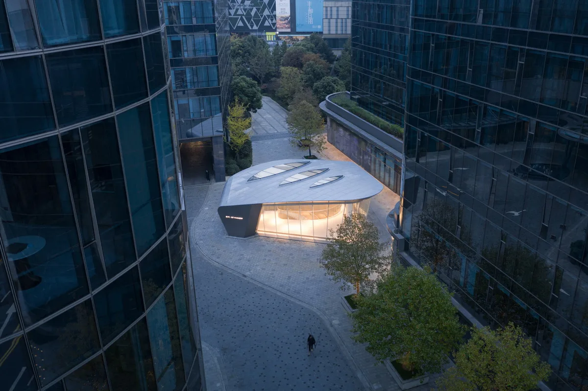 BIM建筑|上海虹桥首个当代艺术馆：一只“机翼”，跳脱于方盒子城市肌理 / 三益设计