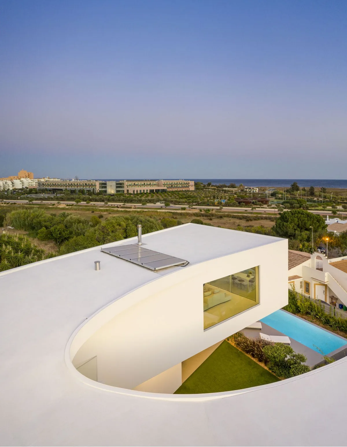 BIM建筑|葡萄牙 Dorfler 住宅，大胆而优雅的曲线 / Vitor Vilhena Arquitectura