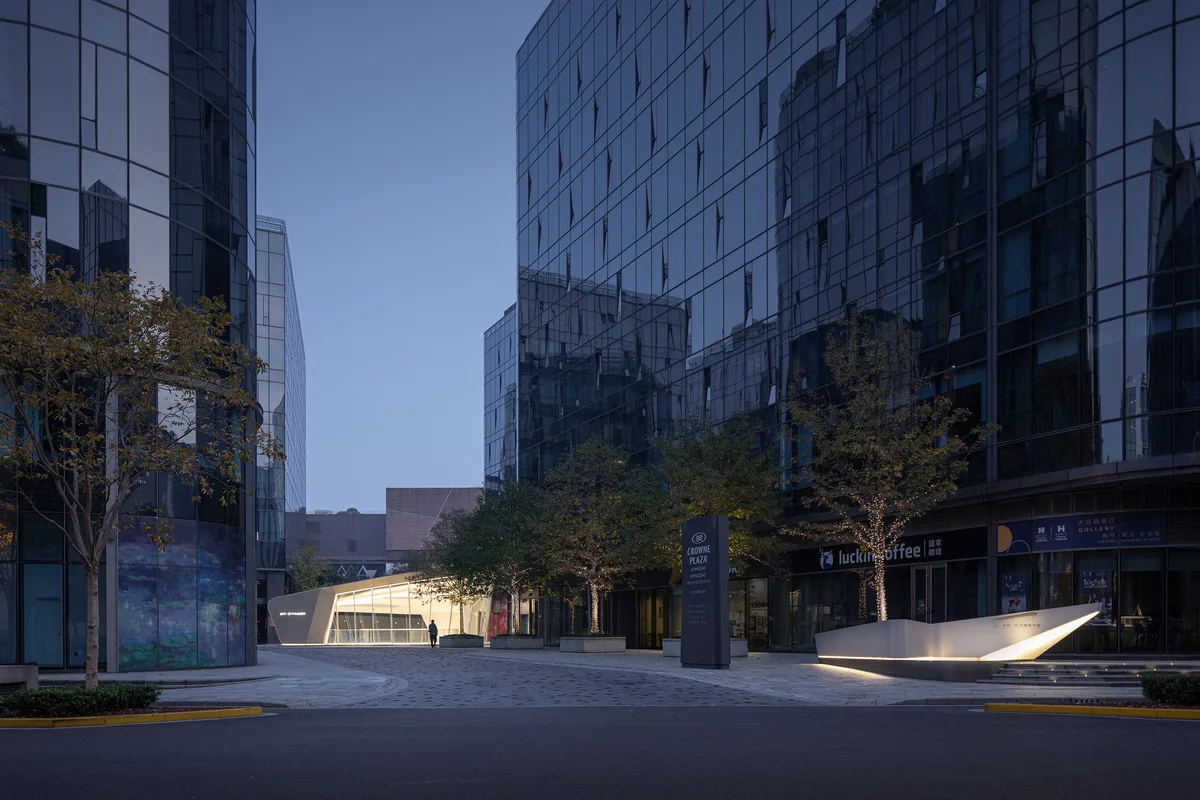 BIM建筑|上海虹桥首个当代艺术馆：一只“机翼”，跳脱于方盒子城市肌理 / 三益设计