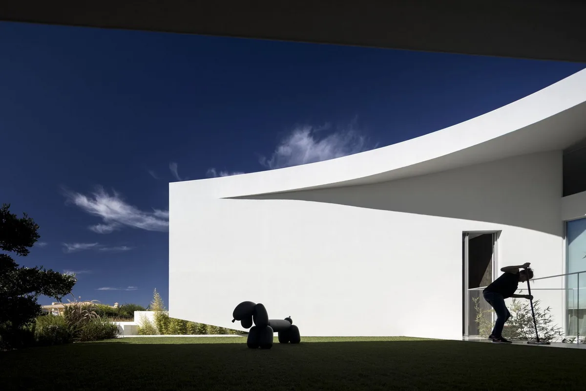 BIM建筑|葡萄牙 Dorfler 住宅，大胆而优雅的曲线 / Vitor Vilhena Arquitectura