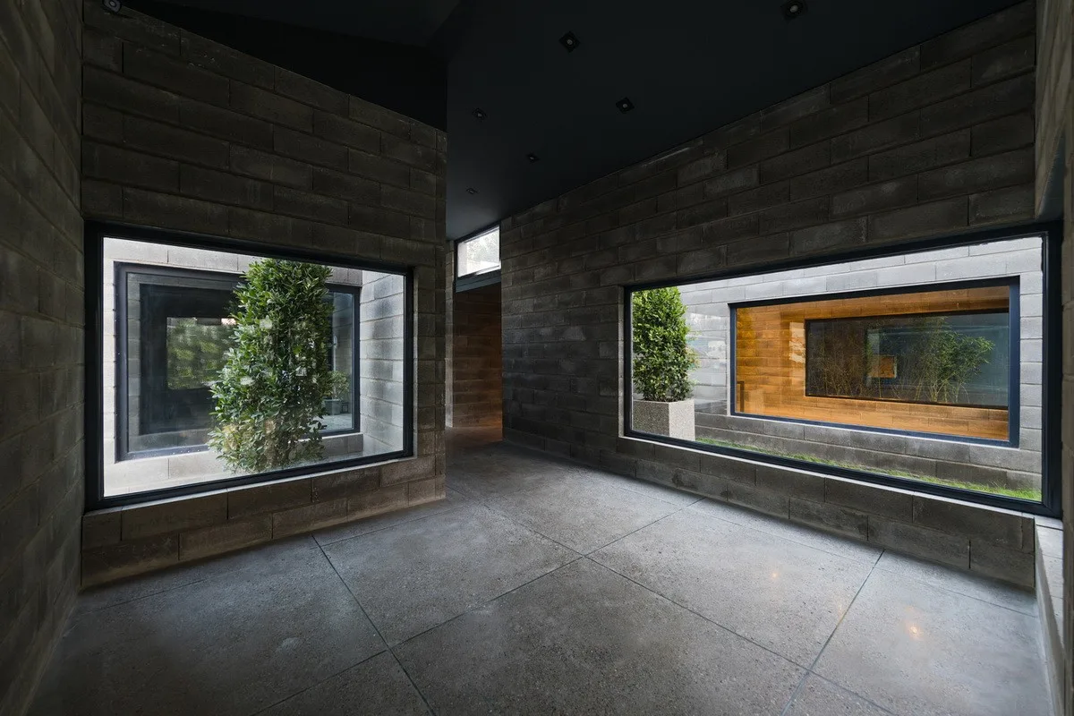 BIM建筑|Aptus 工厂展厅，庭院与光影之歌 / Hooba Design