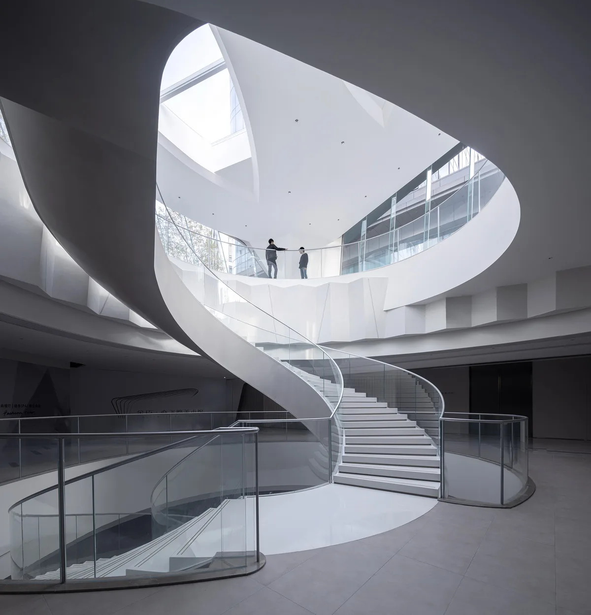 BIM建筑|上海虹桥首个当代艺术馆：一只“机翼”，跳脱于方盒子城市肌理 / 三益设计