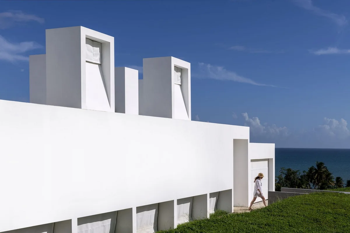 BIM建筑|波多黎各白色“烟囱”住宅：一半封闭，一半外向 / FUSTER + Architects