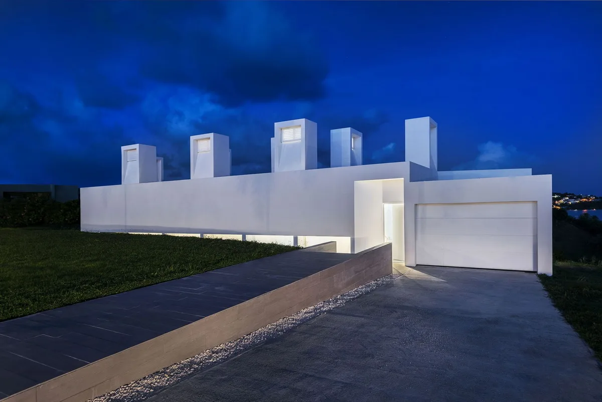 BIM建筑|波多黎各白色“烟囱”住宅：一半封闭，一半外向 / FUSTER + Architects