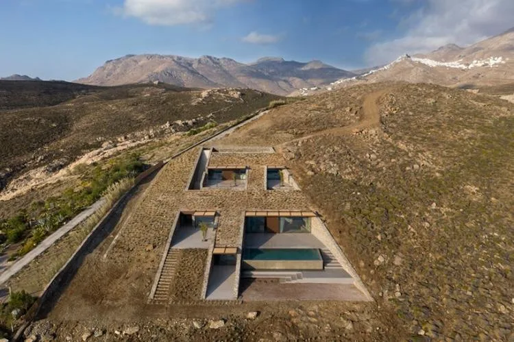 BIM建筑|嵌入地下的“洞穴”住宅，希腊 / Mold Architects