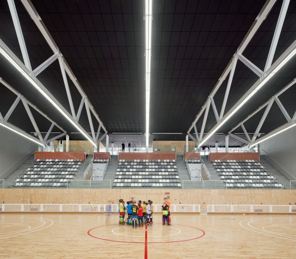 BIM建筑|红砖石外墙的半地下体育场 | CAMP DEL FERRO 体育中心