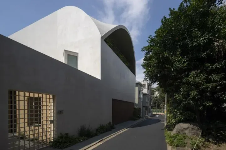 BIM建筑|东京天空洞穴住宅：静谧的自然居所 / IKAWAYA Architects