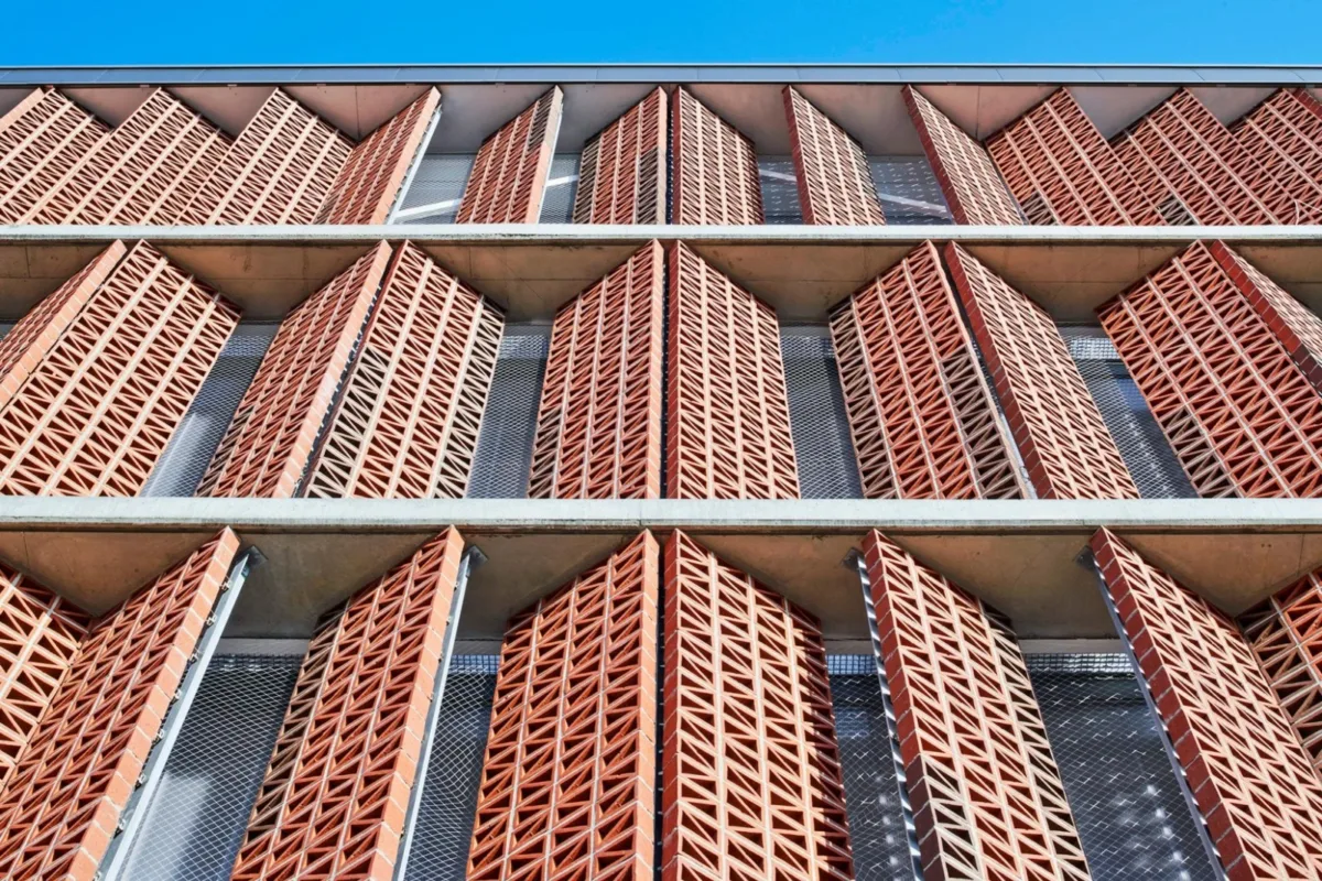 BIM建筑|红砖石外墙的半地下体育场 | CAMP DEL FERRO 体育中心