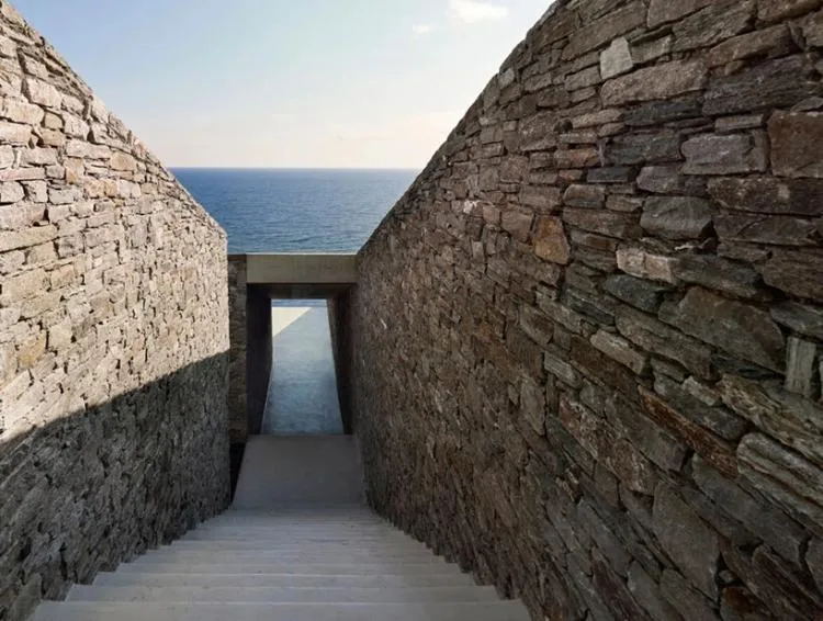 BIM建筑|嵌入地下的“洞穴”住宅，希腊 / Mold Architects