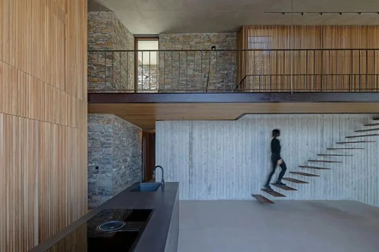BIM建筑|嵌入地下的“洞穴”住宅，希腊 / Mold Architects