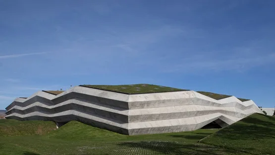 BIM建筑|乔治·赫马拉泽设计折叠混凝土咖啡厂