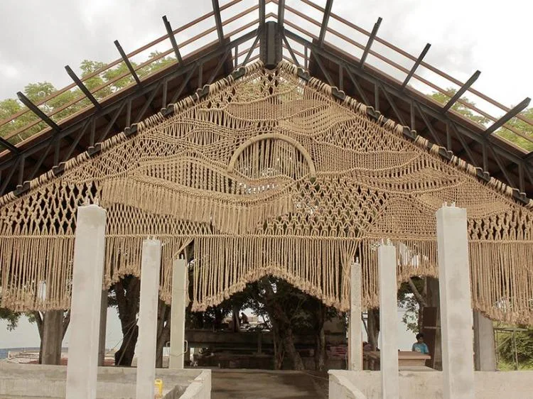 BIM建筑|巴厘岛海边的流苏“披风” ，传统手工艺的温度 / Agnes Hansella