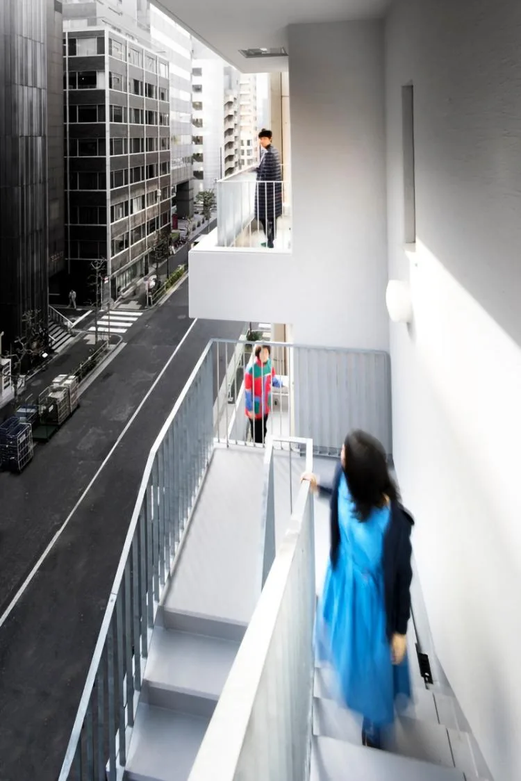BIM建筑|荒川大厦，交叠楼梯以纯“凹造型”的居住办公大厦 / 日建设计