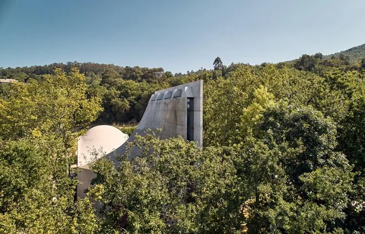 BIM建筑|落于林间的混凝土小教堂，静谧优雅而富有自然气息，葡萄牙 / Nicholas Burns