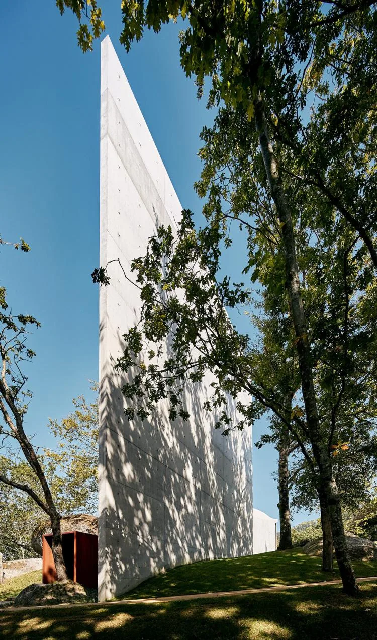 BIM建筑|落于林间的混凝土小教堂，静谧优雅而富有自然气息，葡萄牙 / Nicholas Burns