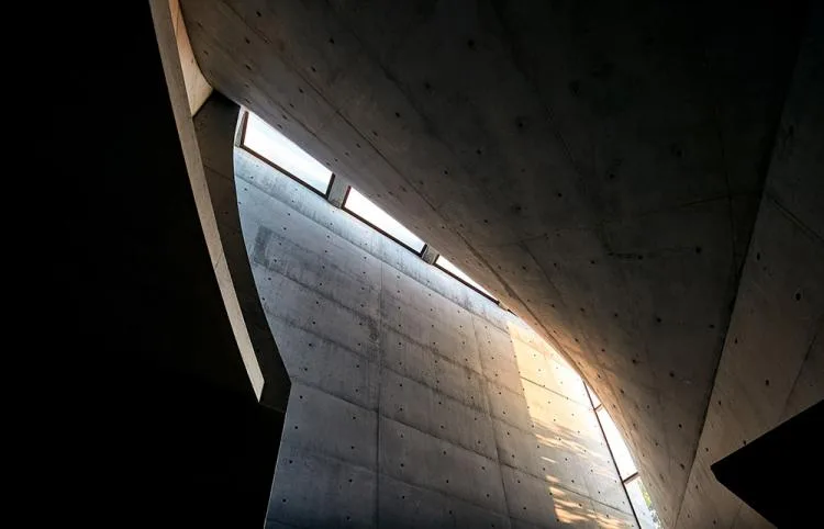 BIM建筑|落于林间的混凝土小教堂，静谧优雅而富有自然气息，葡萄牙 / Nicholas Burns
