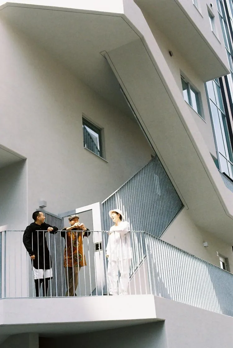 BIM建筑|荒川大厦，交叠楼梯以纯“凹造型”的居住办公大厦 / 日建设计