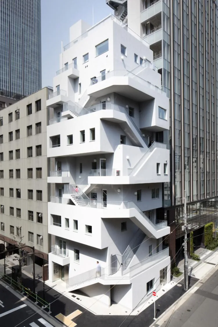 BIM建筑|荒川大厦，交叠楼梯以纯“凹造型”的居住办公大厦 / 日建设计