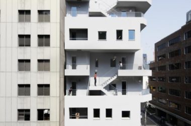 BIM建筑|荒川大厦，交叠楼梯以纯“凹造型”的居住办公大厦 / 日建设计-BIM建筑网