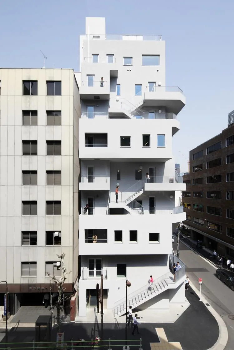BIM建筑|荒川大厦，交叠楼梯以纯“凹造型”的居住办公大厦 / 日建设计