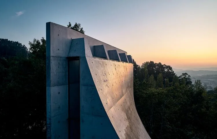BIM建筑|落于林间的混凝土小教堂，静谧优雅而富有自然气息，葡萄牙 / Nicholas Burns