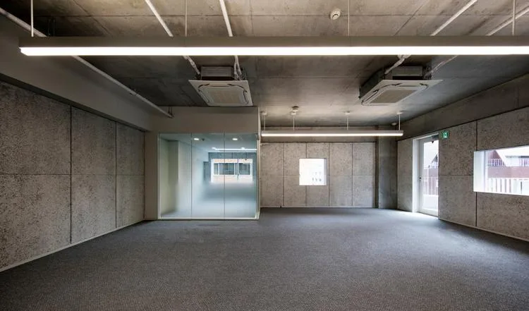 BIM建筑|荒川大厦，交叠楼梯以纯“凹造型”的居住办公大厦 / 日建设计