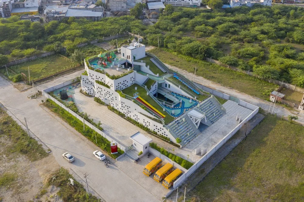 BIM建筑|灵感来源于动画片里的三角奶酪！/SferaBlu Architects