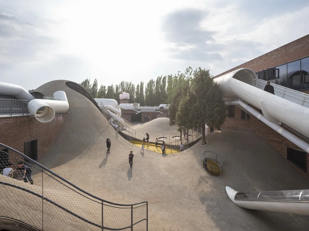 BIM建筑|山丘屋面和管道滑梯：The Playscape儿童成长中心/waa未觉建筑
