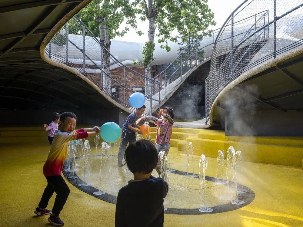 BIM建筑|山丘屋面和管道滑梯：The Playscape儿童成长中心/waa未觉建筑