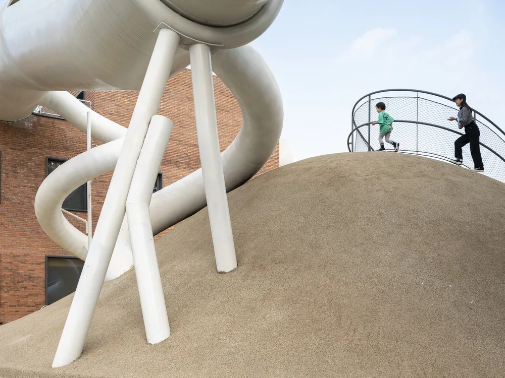 BIM建筑|山丘屋面和管道滑梯：The Playscape儿童成长中心/waa未觉建筑