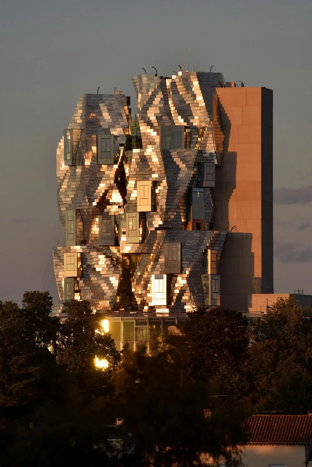 BIM建筑|Frank Gehry新作揭幕：不锈钢包层的新地标
