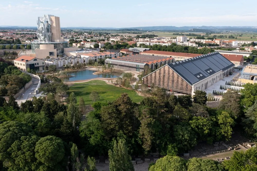 BIM建筑|Frank Gehry新作揭幕：不锈钢包层的新地标