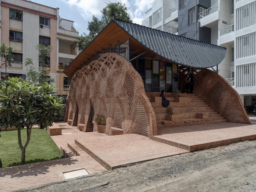 BIM建筑|钢筋水泥中的红色绿洲/PMA madhushala