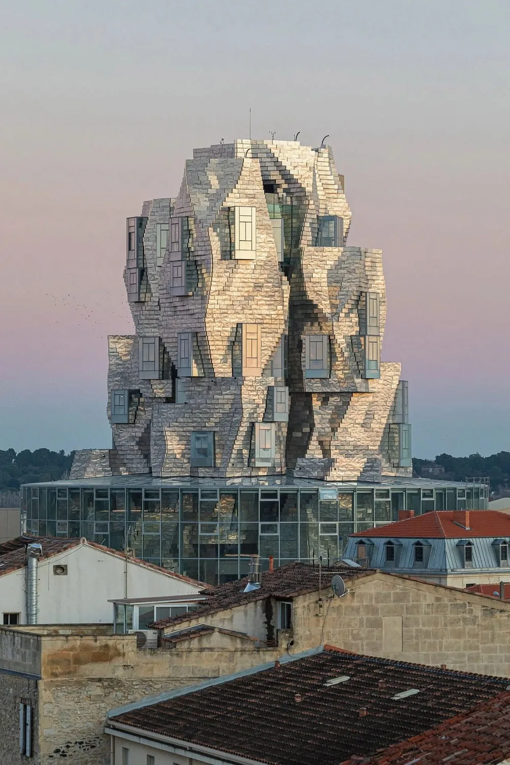 BIM建筑|Frank Gehry新作揭幕：不锈钢包层的新地标