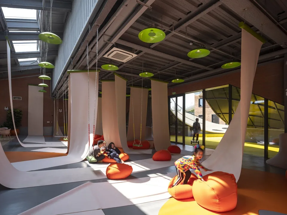BIM建筑|山丘屋面和管道滑梯：The Playscape儿童成长中心/waa未觉建筑