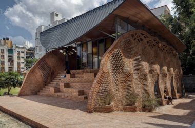 BIM建筑|钢筋水泥中的红色绿洲/PMA madhushala-BIM建筑网