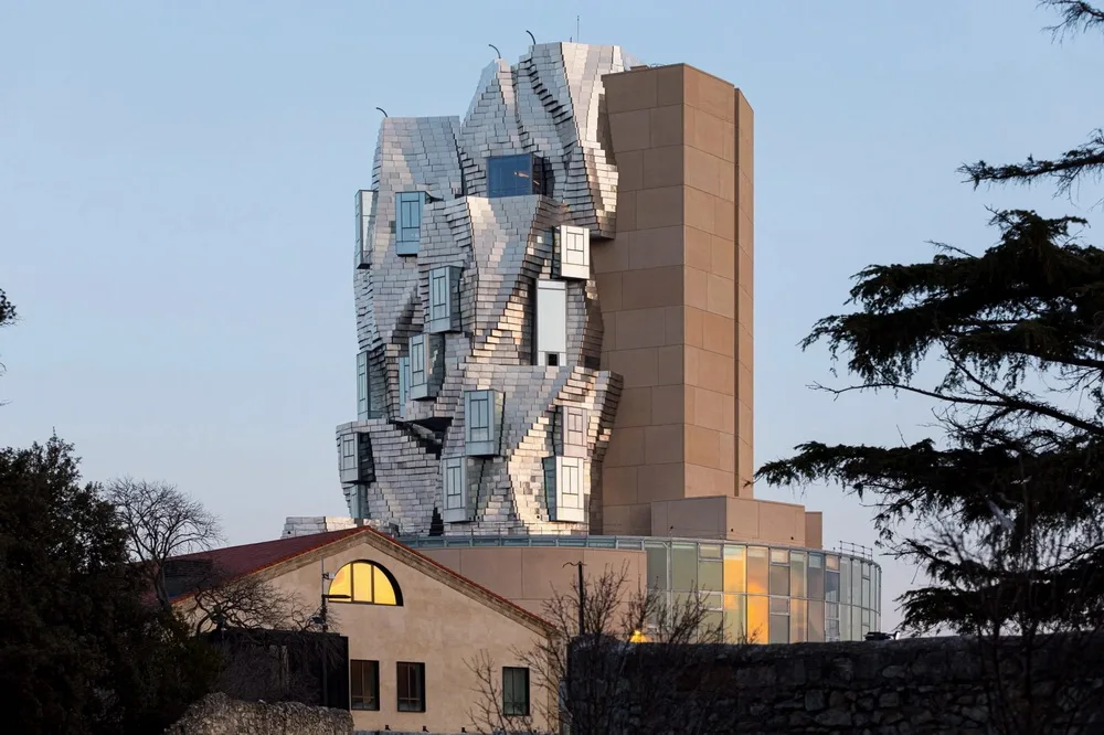 BIM建筑|Frank Gehry新作揭幕：不锈钢包层的新地标