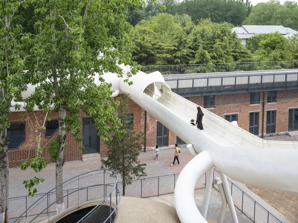 BIM建筑|山丘屋面和管道滑梯：The Playscape儿童成长中心/waa未觉建筑