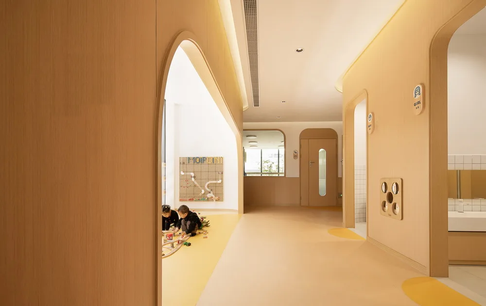BIM建筑|极具分寸感的幼儿园空间：墨伊教育中心 / TOPOS DESIGN