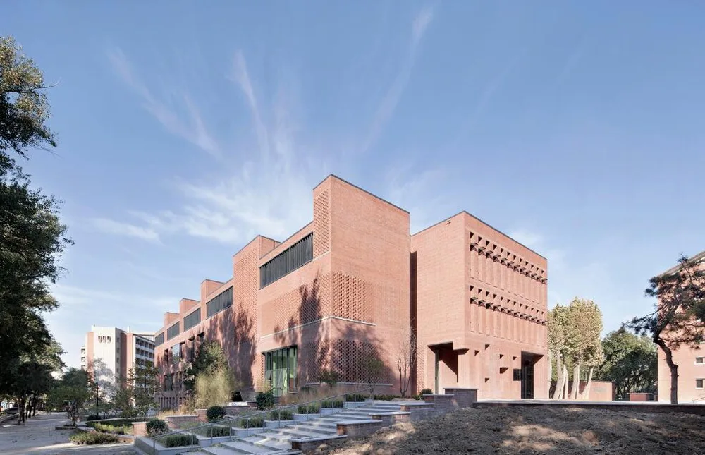BIM建筑|清华大学南区食堂及就业指导中心 / 清华大学建筑学院素朴建筑工作室