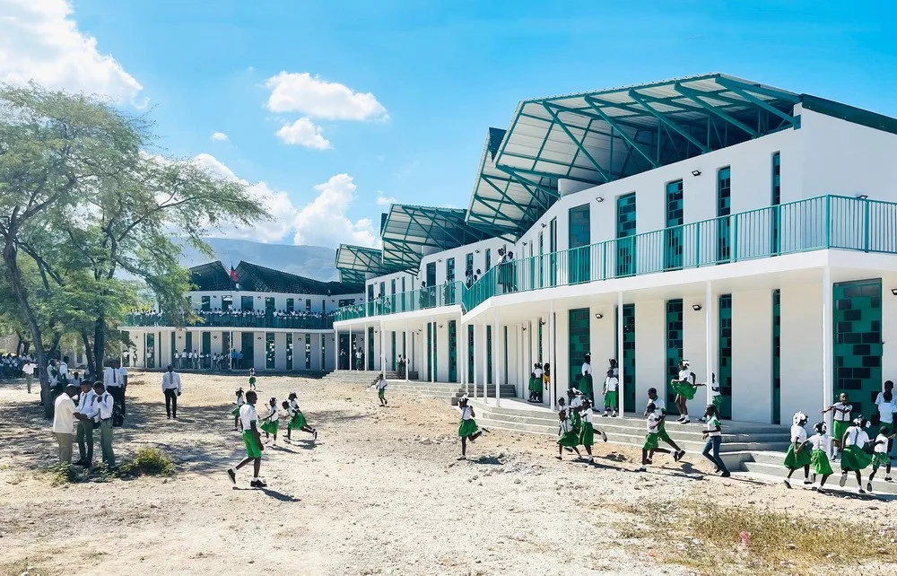 BIM建筑|模块化校园建设，回应场地环境与成本限制/Studio PHH Architects