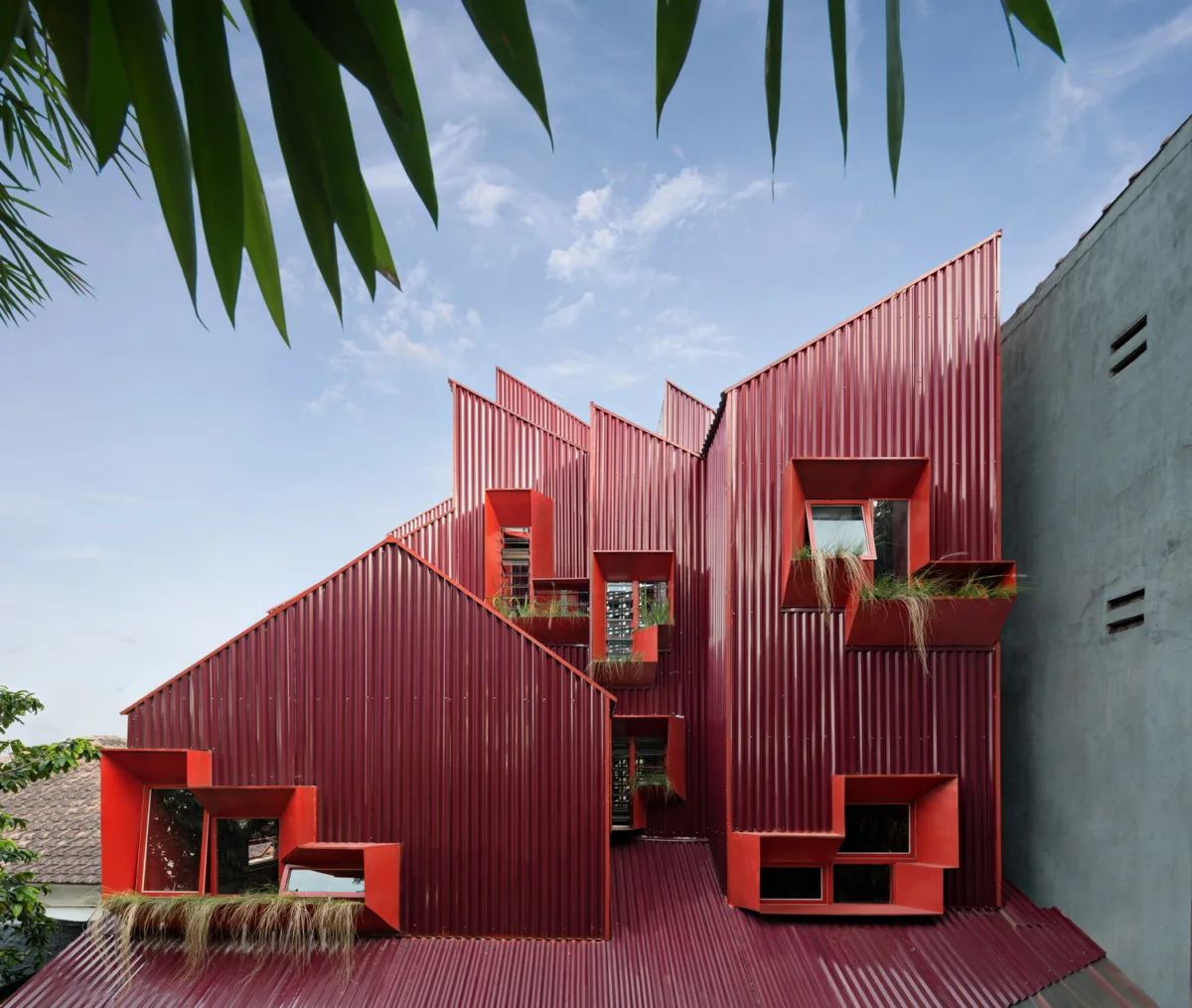 BIM建筑|'逐步堆叠‘ 红区寄宿公寓 / Ismail Solehudin Architecture