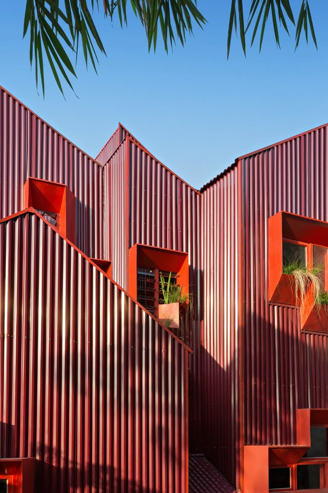 BIM建筑|'逐步堆叠‘ 红区寄宿公寓 / Ismail Solehudin Architecture