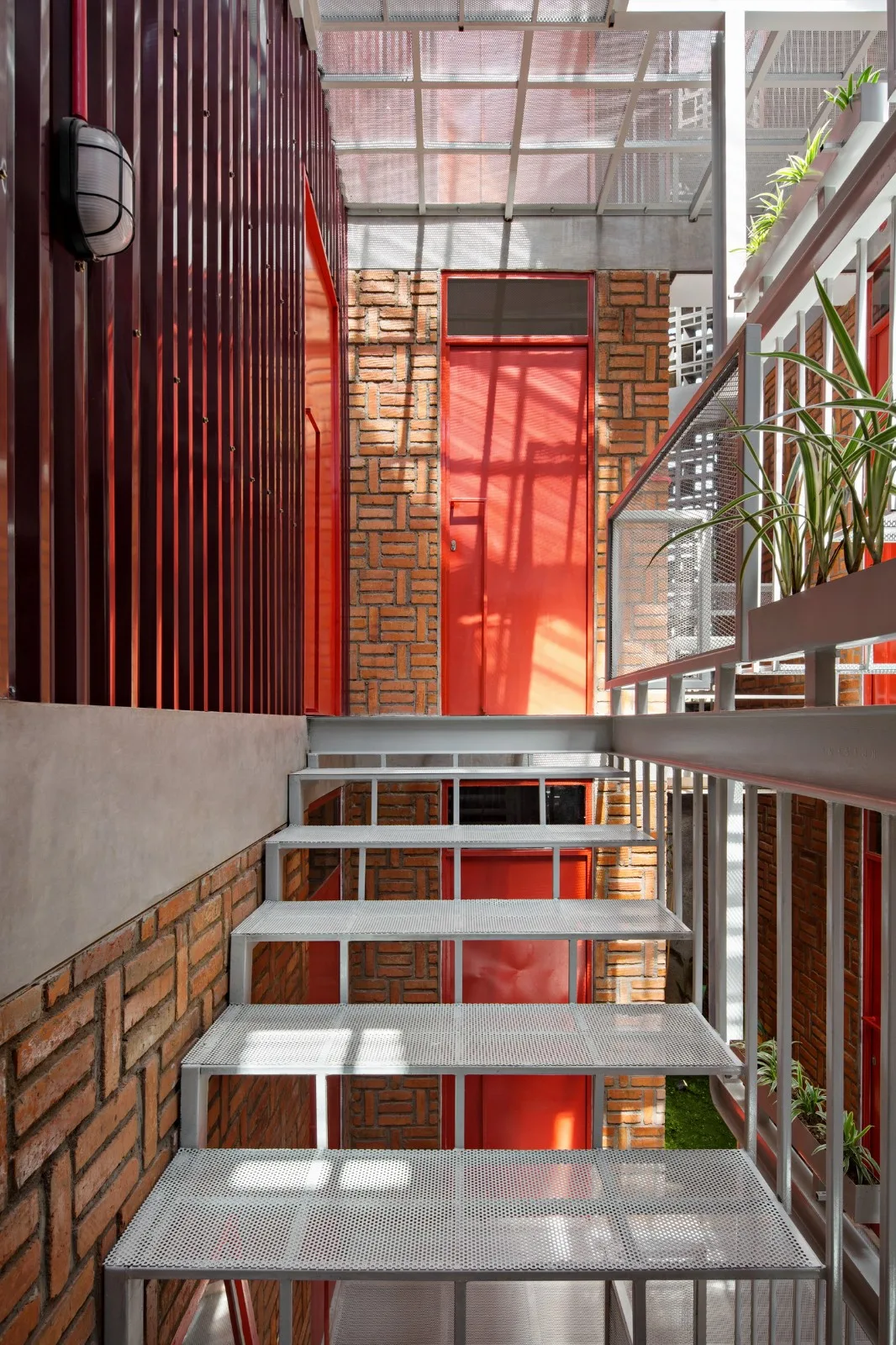 BIM建筑|'逐步堆叠‘ 红区寄宿公寓 / Ismail Solehudin Architecture