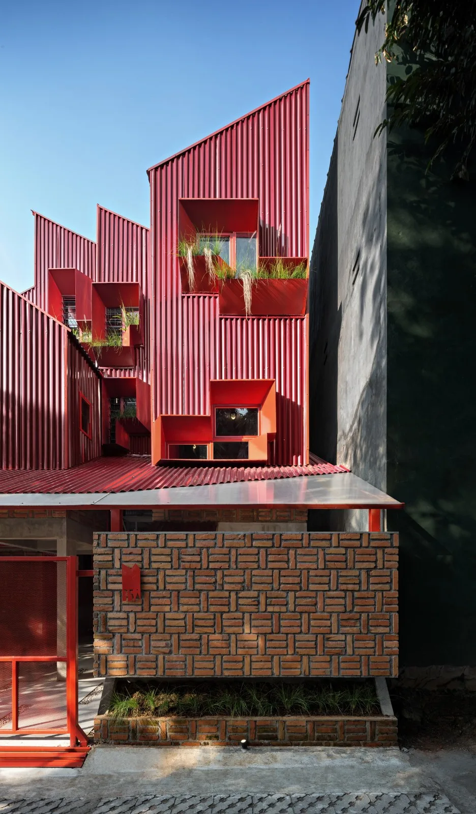 BIM建筑|'逐步堆叠‘ 红区寄宿公寓 / Ismail Solehudin Architecture