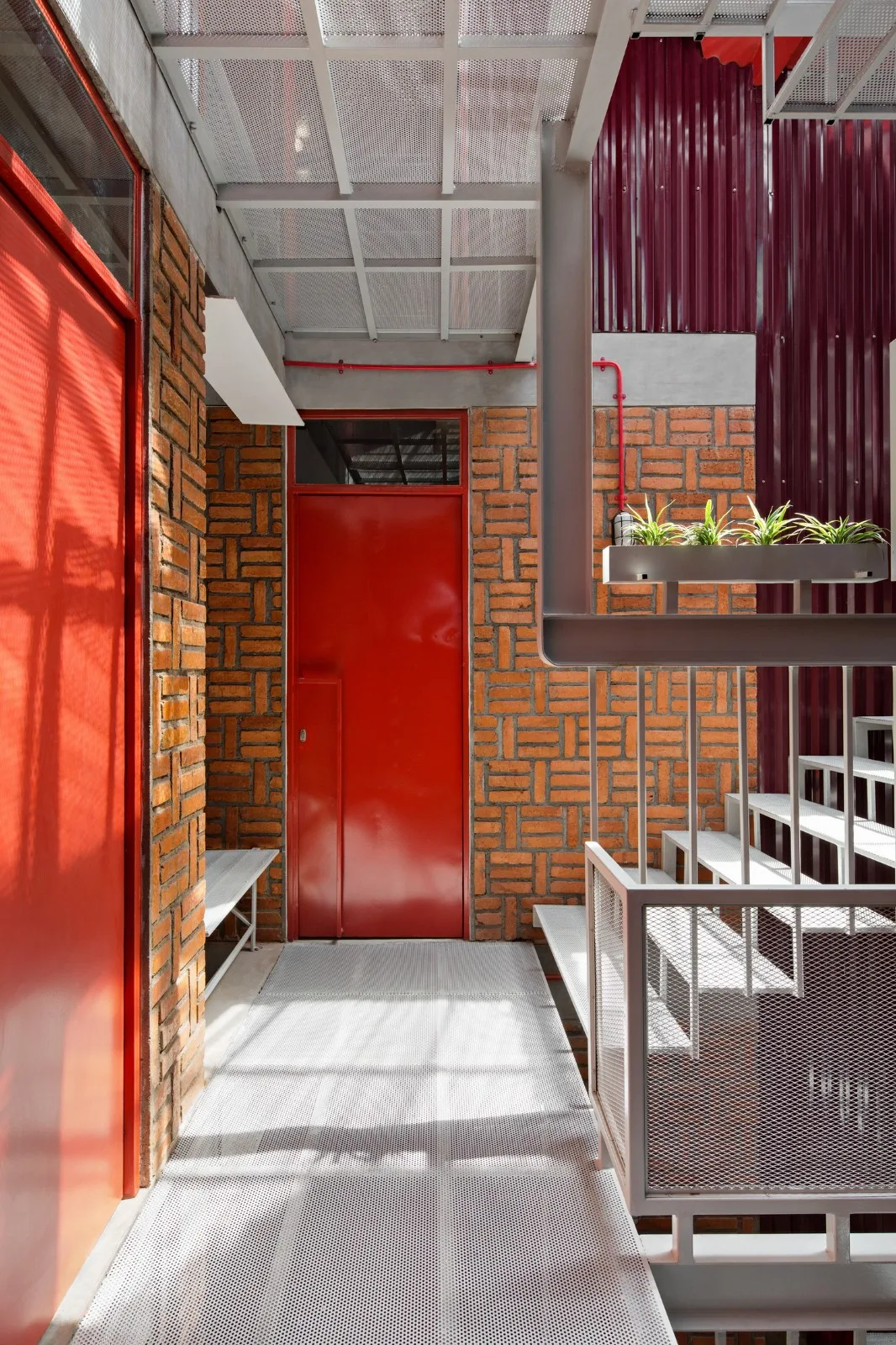 BIM建筑|'逐步堆叠‘ 红区寄宿公寓 / Ismail Solehudin Architecture