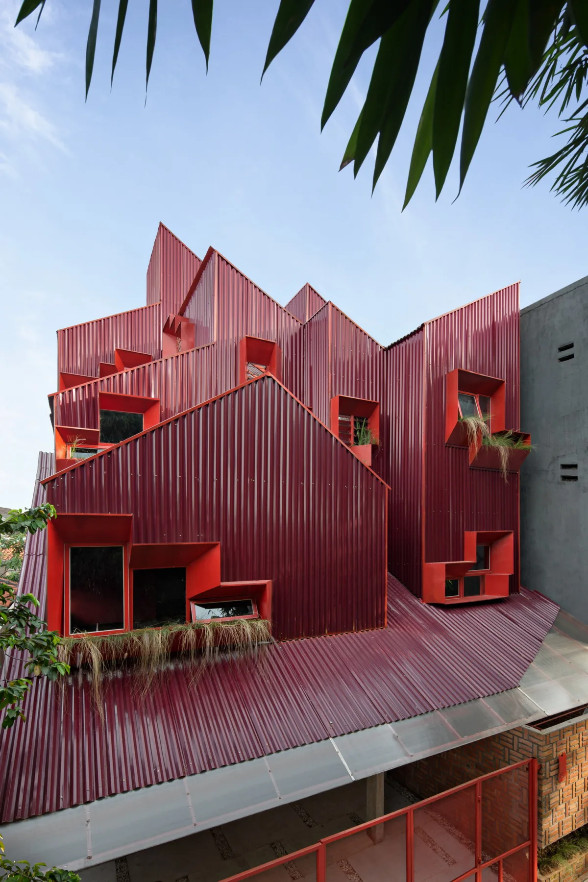 BIM建筑|'逐步堆叠‘ 红区寄宿公寓 / Ismail Solehudin Architecture