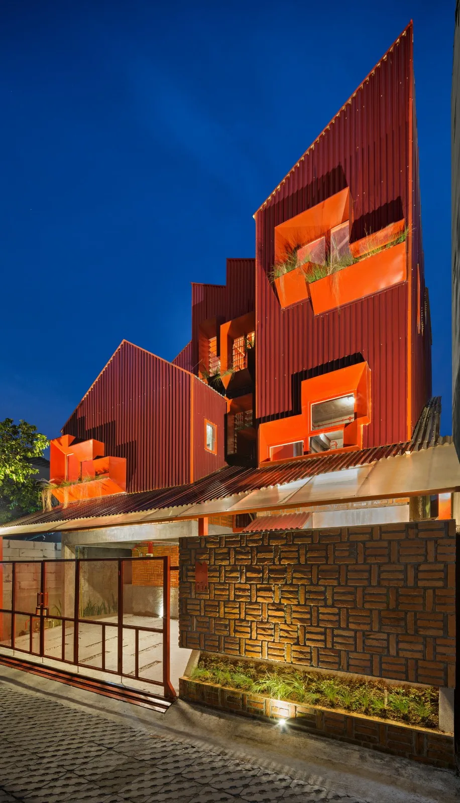 BIM建筑|'逐步堆叠‘ 红区寄宿公寓 / Ismail Solehudin Architecture