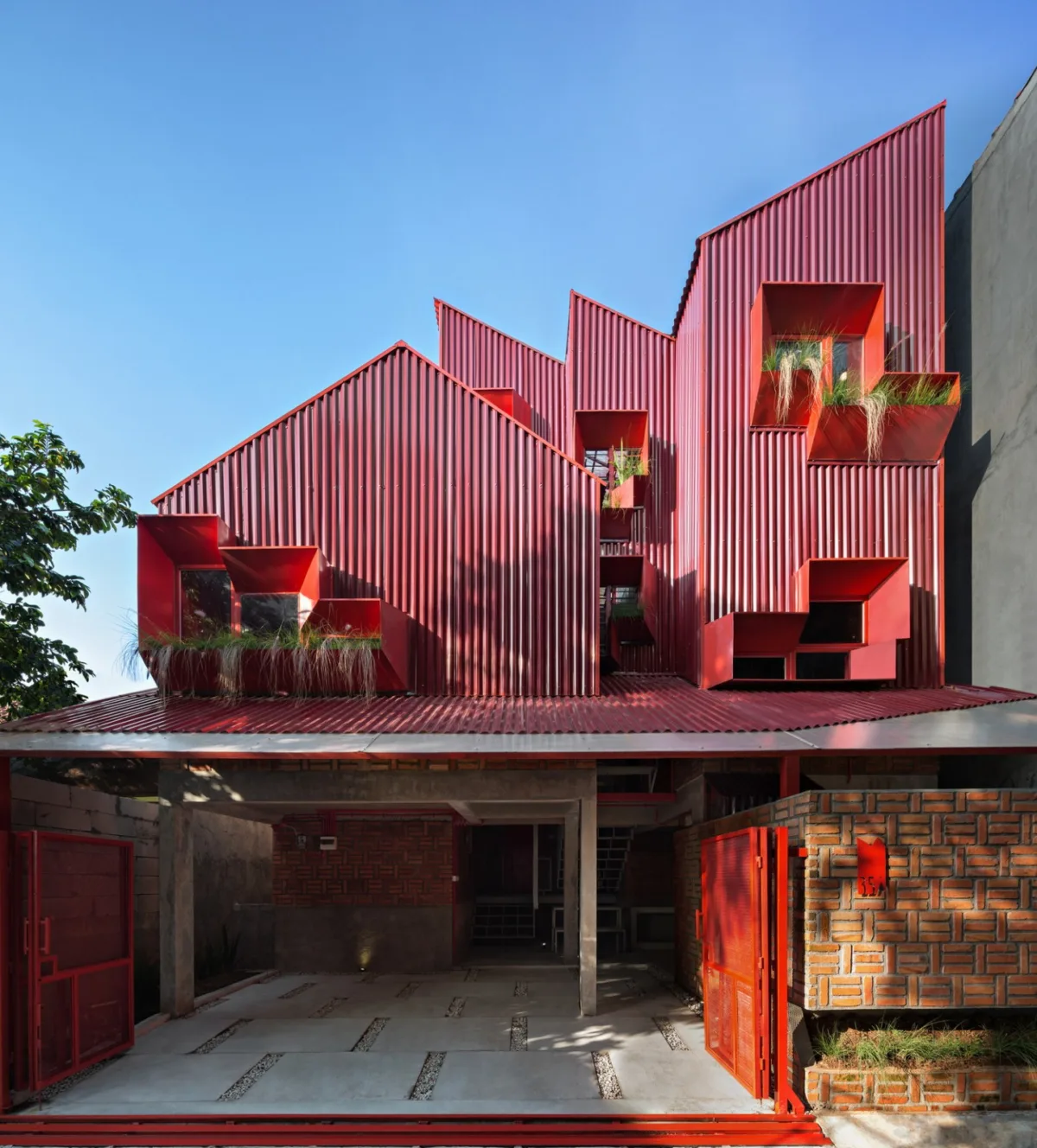 BIM建筑|'逐步堆叠‘ 红区寄宿公寓 / Ismail Solehudin Architecture