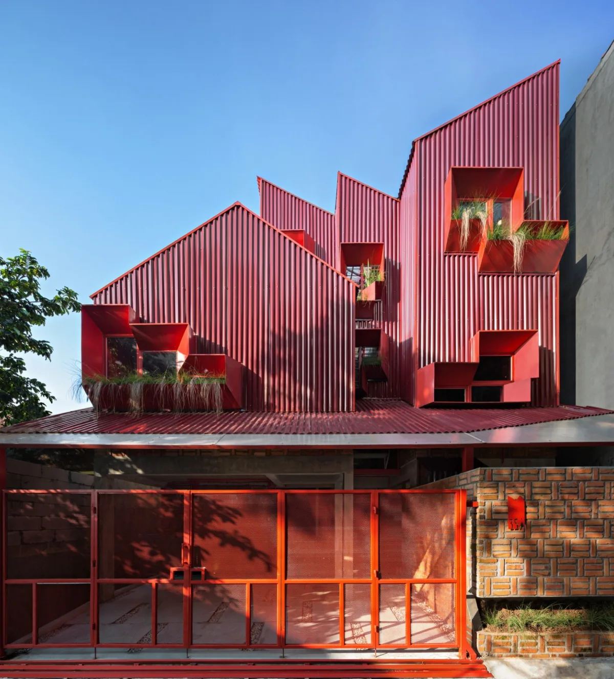 BIM建筑|'逐步堆叠‘ 红区寄宿公寓 / Ismail Solehudin Architecture